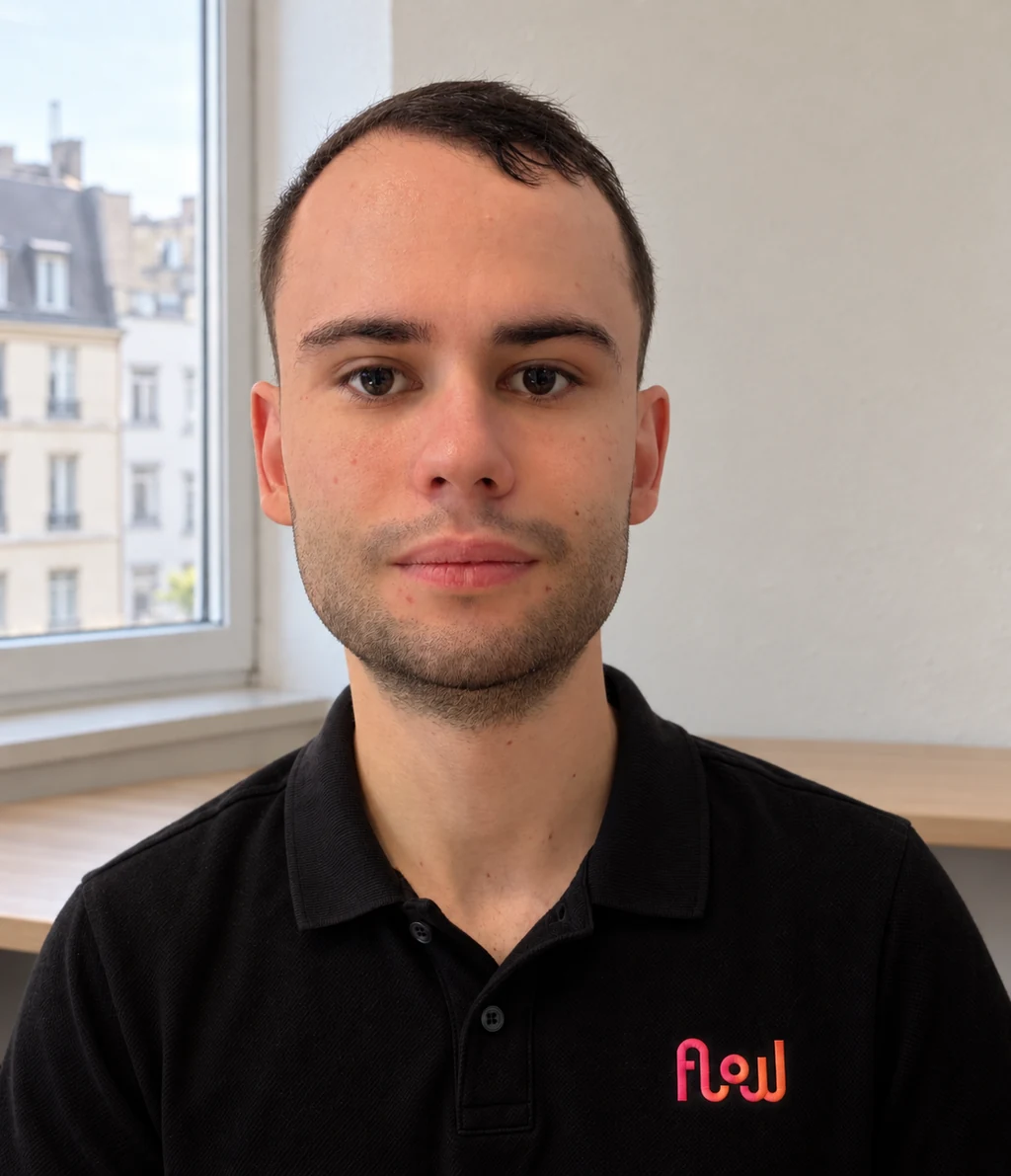 Michael im schwarzen Polo mit Flowsist-Logo